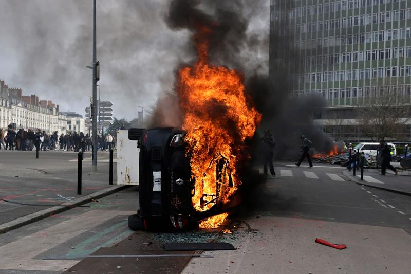 „Franța este furioasă”, pe fondul reformei pensiilor. Noi ciocniri între protestatari și polițiști / La Paris, cel puțin două persoane au fost rănite / 22 de manifestanți au fost reținuți