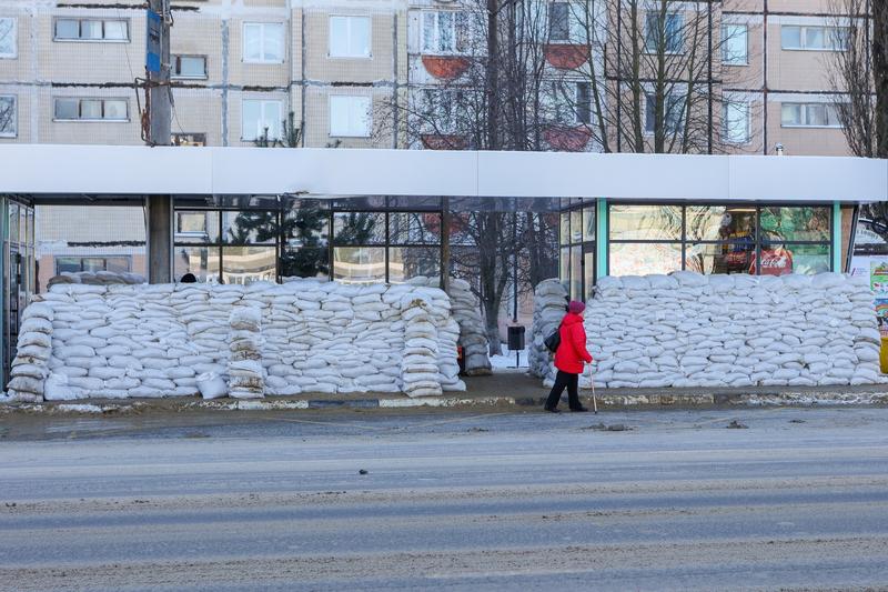 VIDEO Oraşul rus Belgorod, de lângă Ucraina, îşi consolidează măsurile de protecţie a populaţiei: saci de nisip şi ziduri de beton