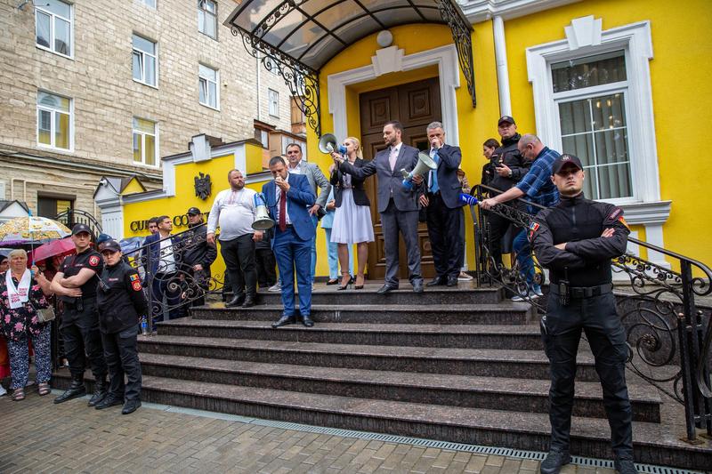 Apropiații lui Ilan Șor au protestat în faţa Ambasadei României de la Chişinău, deranjați de o declarație a premierului Ciolacu