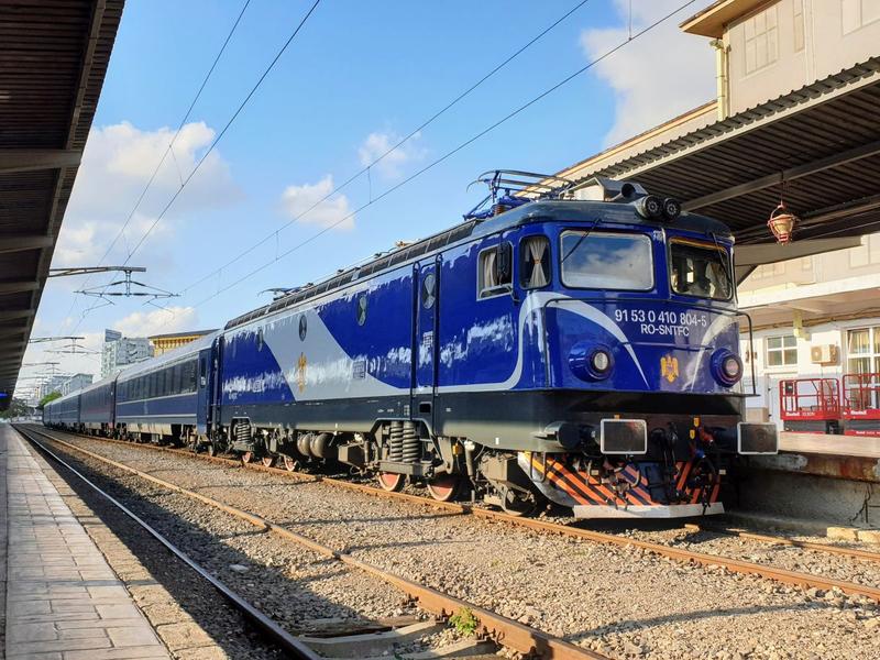 România, o țară a mașinilor – De ce trenurile sunt considerate „de săraci” și ce fac alte țări europene pentru a aduce pasageri mulți pe calea ferată