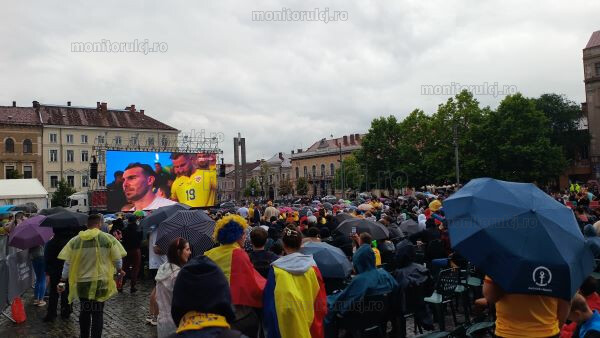 Mii de clujeni „în galben”, în Piața Unirii la meciul România-Olanda la optimile de finală de la EURO 2024. VIDEO