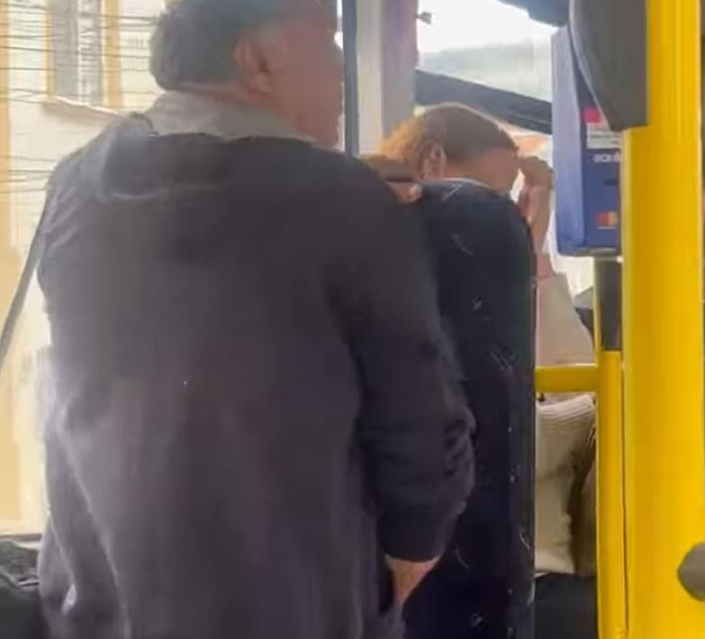 Bărbat, filmat într-un mijloc de transport public în timp ce mima un act sexual. Poliția a deschis o anchetă.