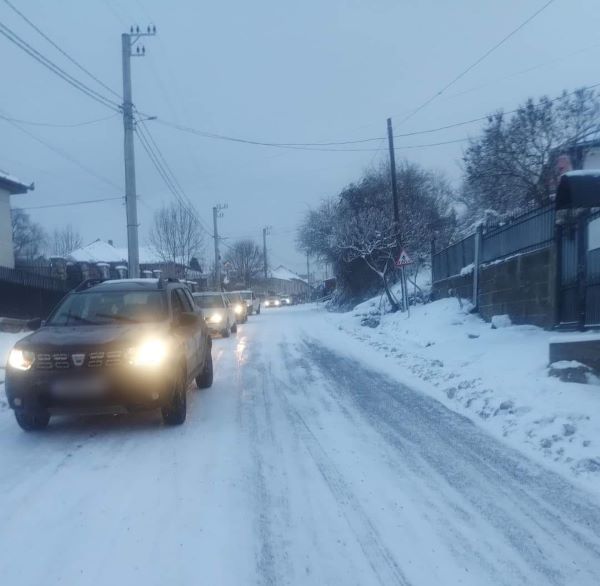 Trafic îngreunat între Ciurila și Sălicea din cauza zăpezii. Firma de deszăpezire, amendată.