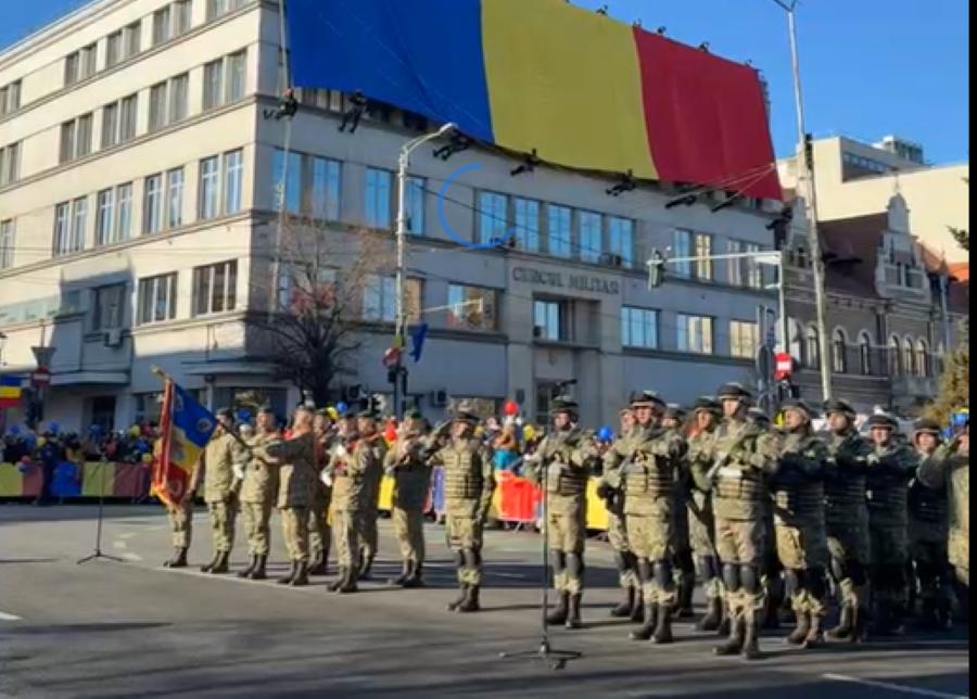 Mii de persoane, la parada de 1 Decembrie de la Cluj-Napoca. Clujenii s-au bucurat împreună de defilare.