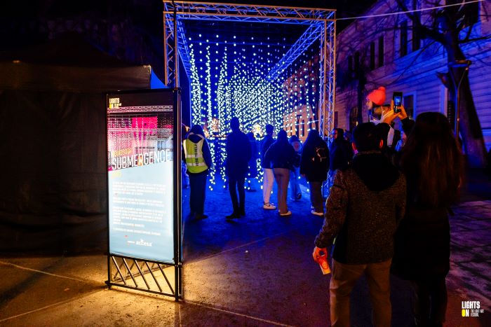 Ultimele zile când pot fi văzute instalațiile luminoase Lights On din Cluj. Piaţă de vechituri la Celălalt Târg de Crăciun.