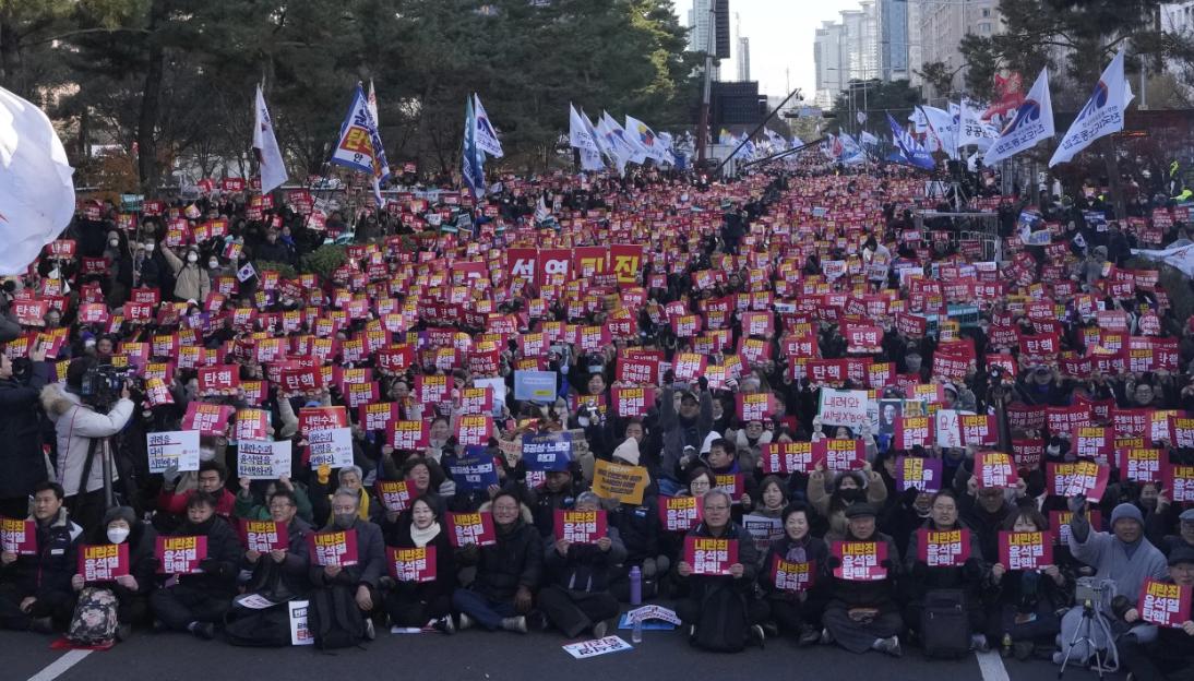 Protestatarii au doborât statuia tatălui lui Bashar al-Assad, aflată în suburbia Damascului / Rebelii sirieni se află la 20 de kilometri de capitală