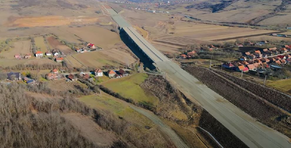 Autostrada Transilvania. Cum avansează lucrările între Nădășelu și Mihăiești, pe unul dintre cele mai complexe segmente. Viaductele sunt puncte de atracție.