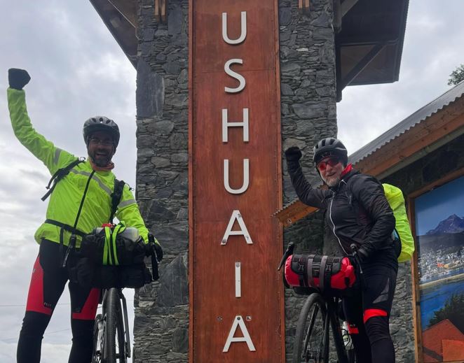 Doi clujeni, aventură pe bicicletă până la capătul lumii: „Am ajuns în Ushuaia! El Fin del Mundo!”