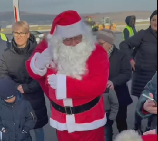 Moș Crăciun a aterizat pe Aeroportul Cluj. Zeci de copii l-au așteptat entuziasmați. FOTO