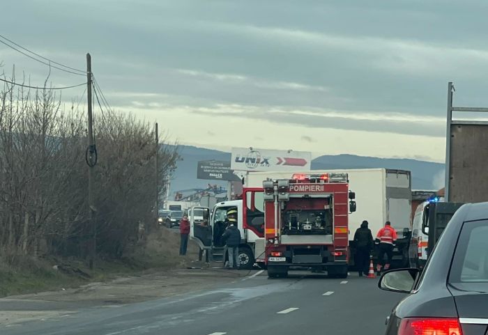 Accident între două camioane în Florești. Pompierii au scos un bărbat blocat în cabină. FOTO