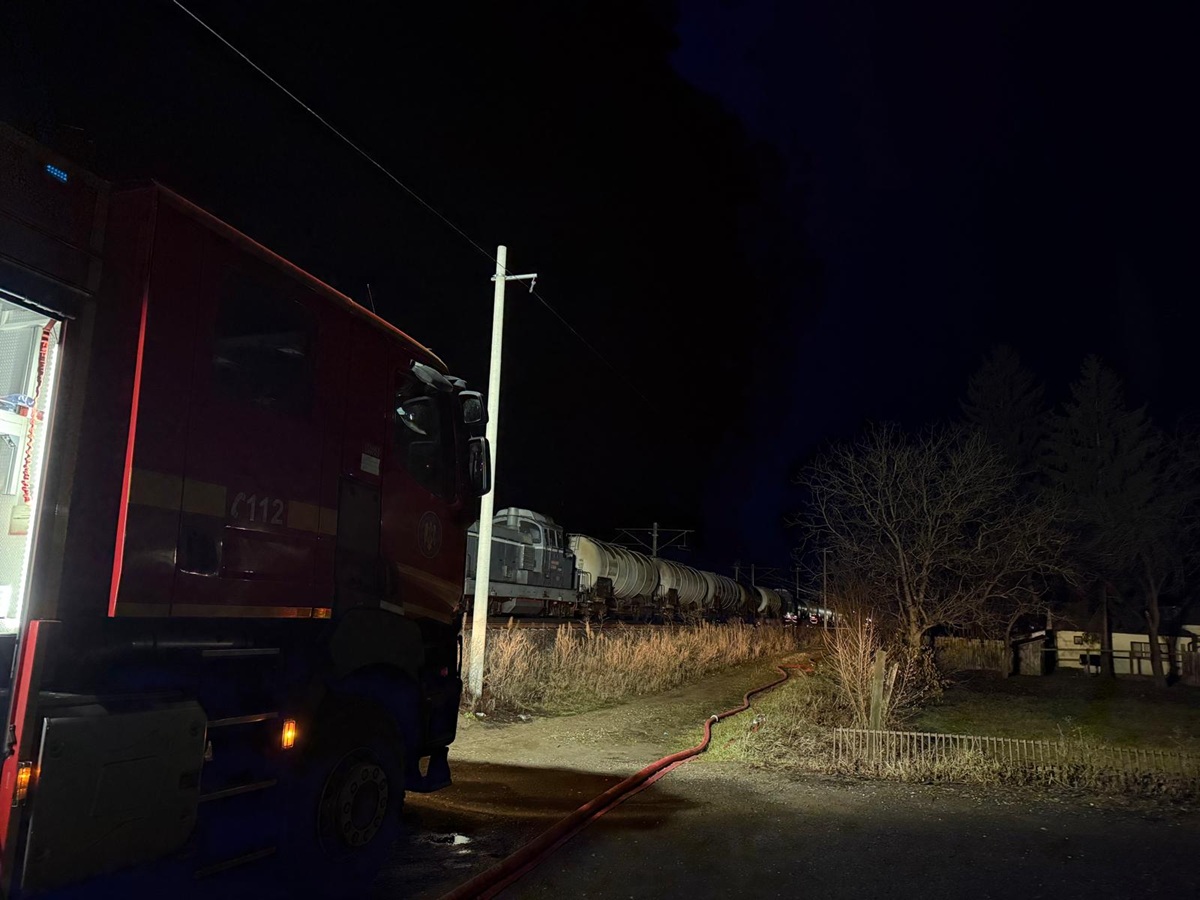 Alertă în Mureș! Pericol de explozie. Curge benzină dintr-un tren cu 12 cisterne de carburant. VIDEO