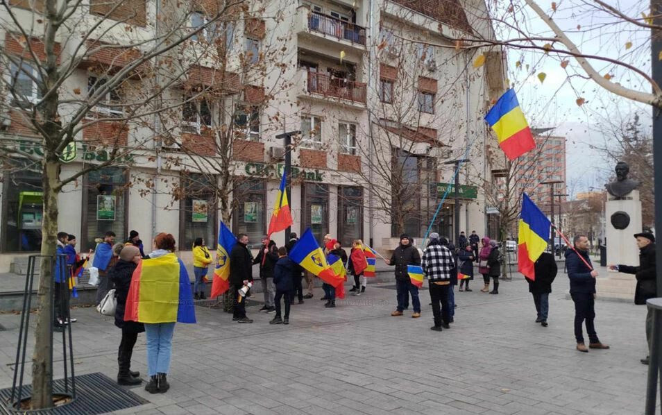 Susținătorii lui Călin Georgescu, protest în fața Prefecturii Cluj. Cer „libertate pentru popor”.