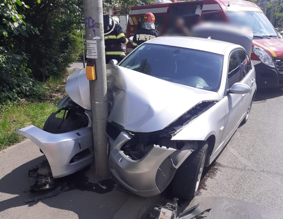 O mașină a intrat într-un stâlp, pe strada Plopilor din Cluj-Napoca. O femeie și un copil, transportați la spital. FOTO
