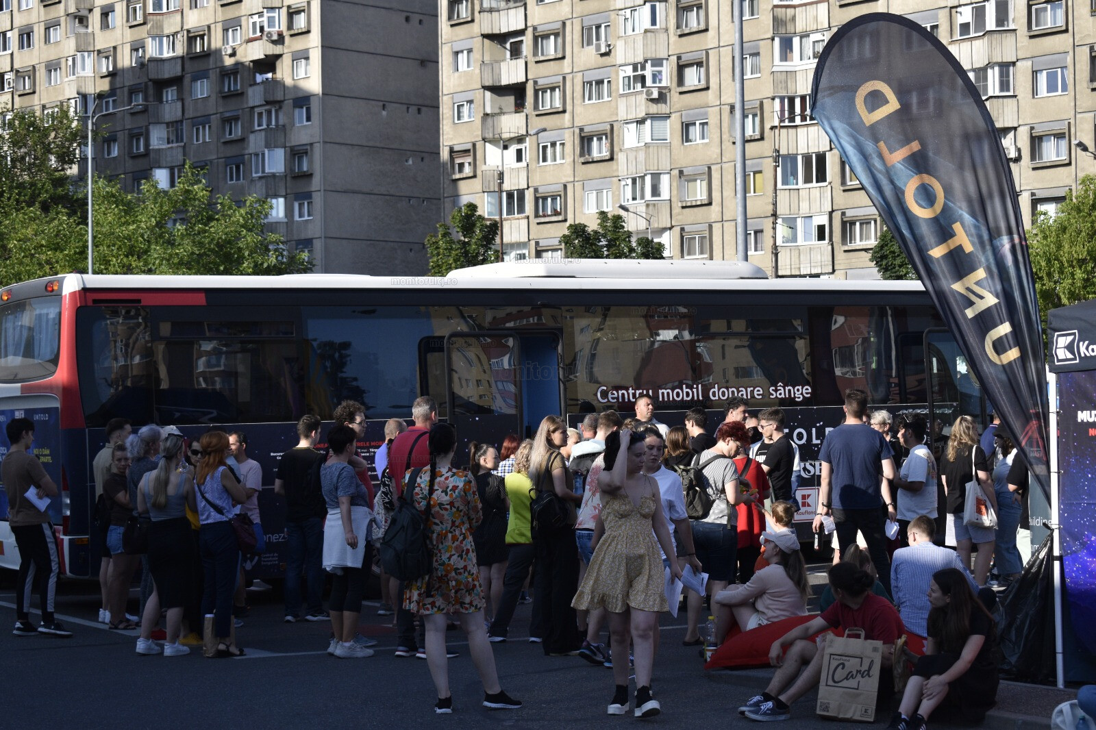 Caravana BLOOD NETWORK revine la Cluj. Oamenii pot dona sânge pentru un bilet gratuit la UNTOLD.