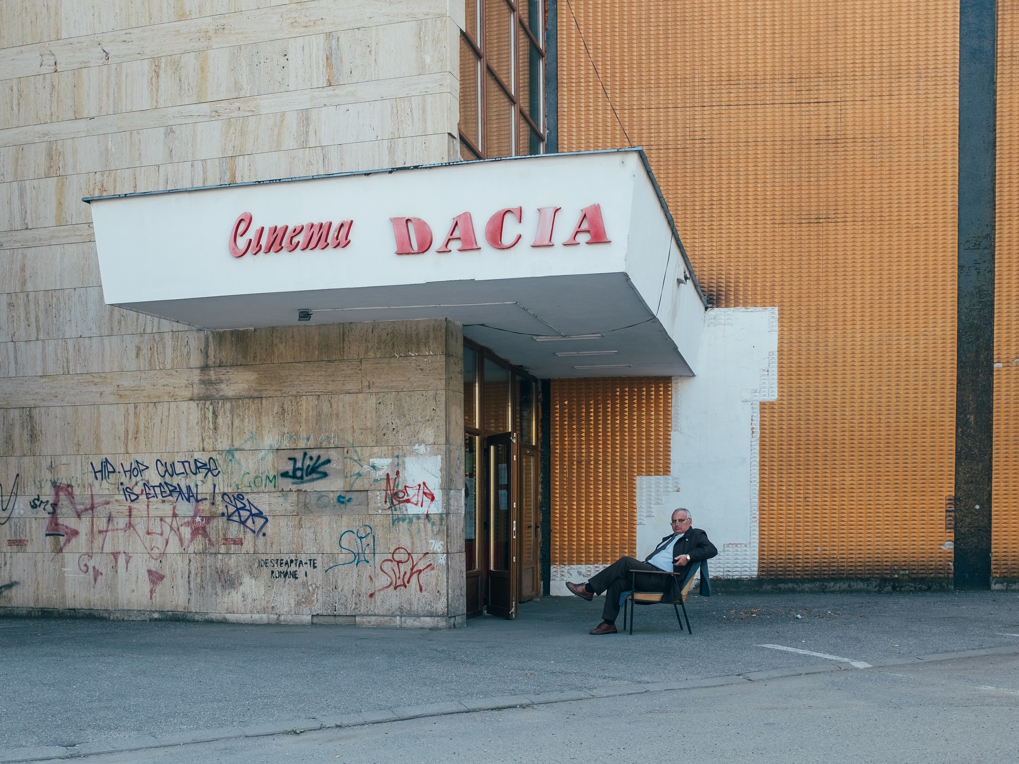 „Greatest Clicks”, cronica vizuală a absurdului cotidian, la Muzeul de Artă Cluj-Napoca