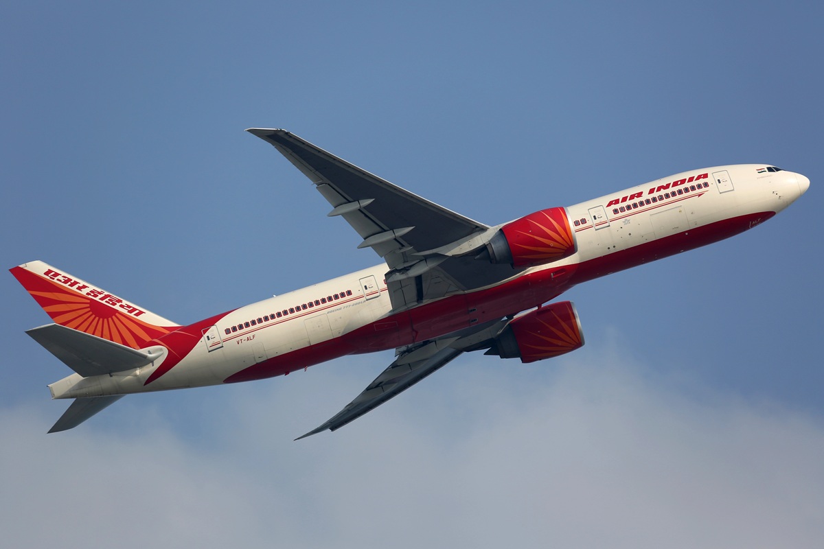 UPDATE: Un avion cu destinația Londra s-a prăbușit la un minut după decolare. VIDEO