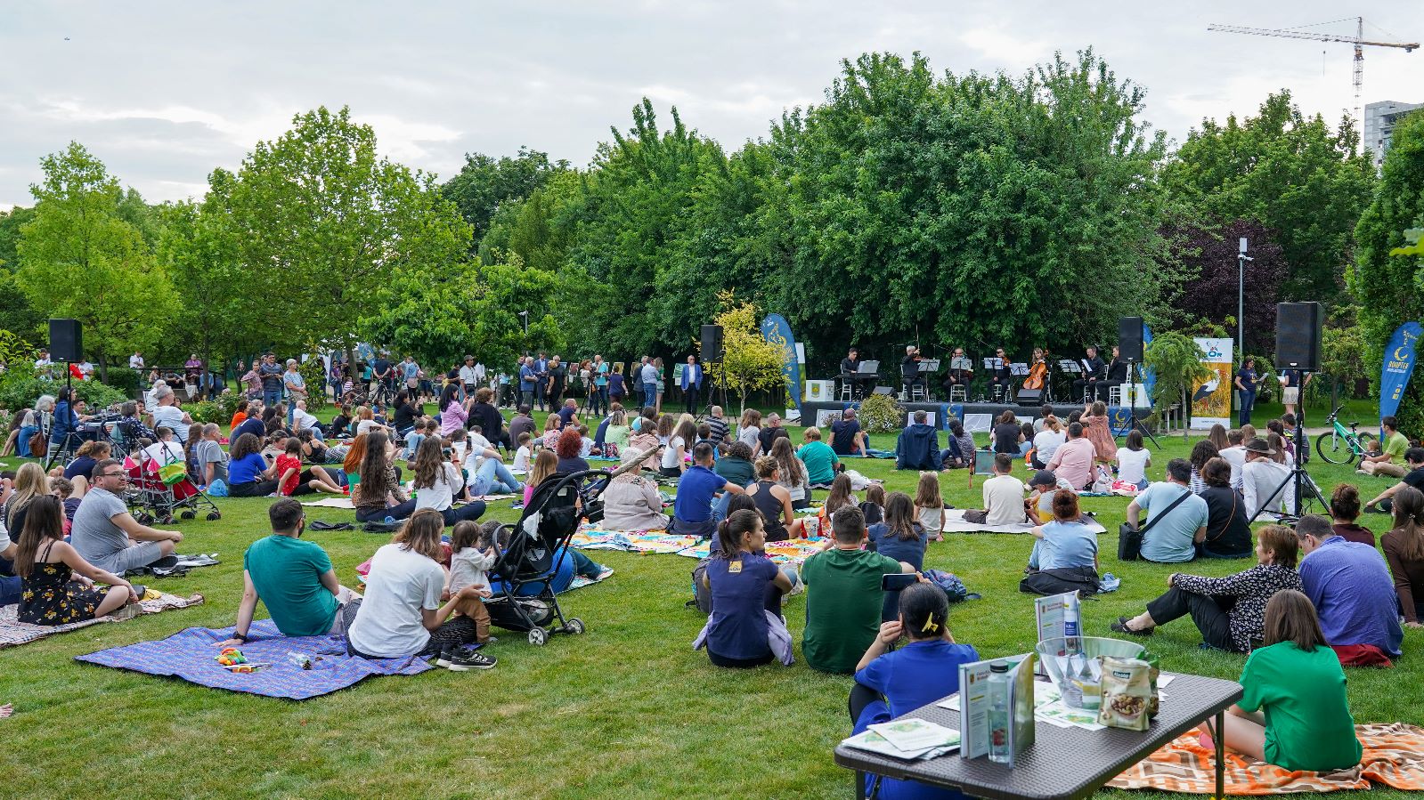 Noaptea Privighetorilor 2025 revine la Cluj. Ateliere , expoziții și concerte, în Parcul Etnografic „Romulus Vuia”.