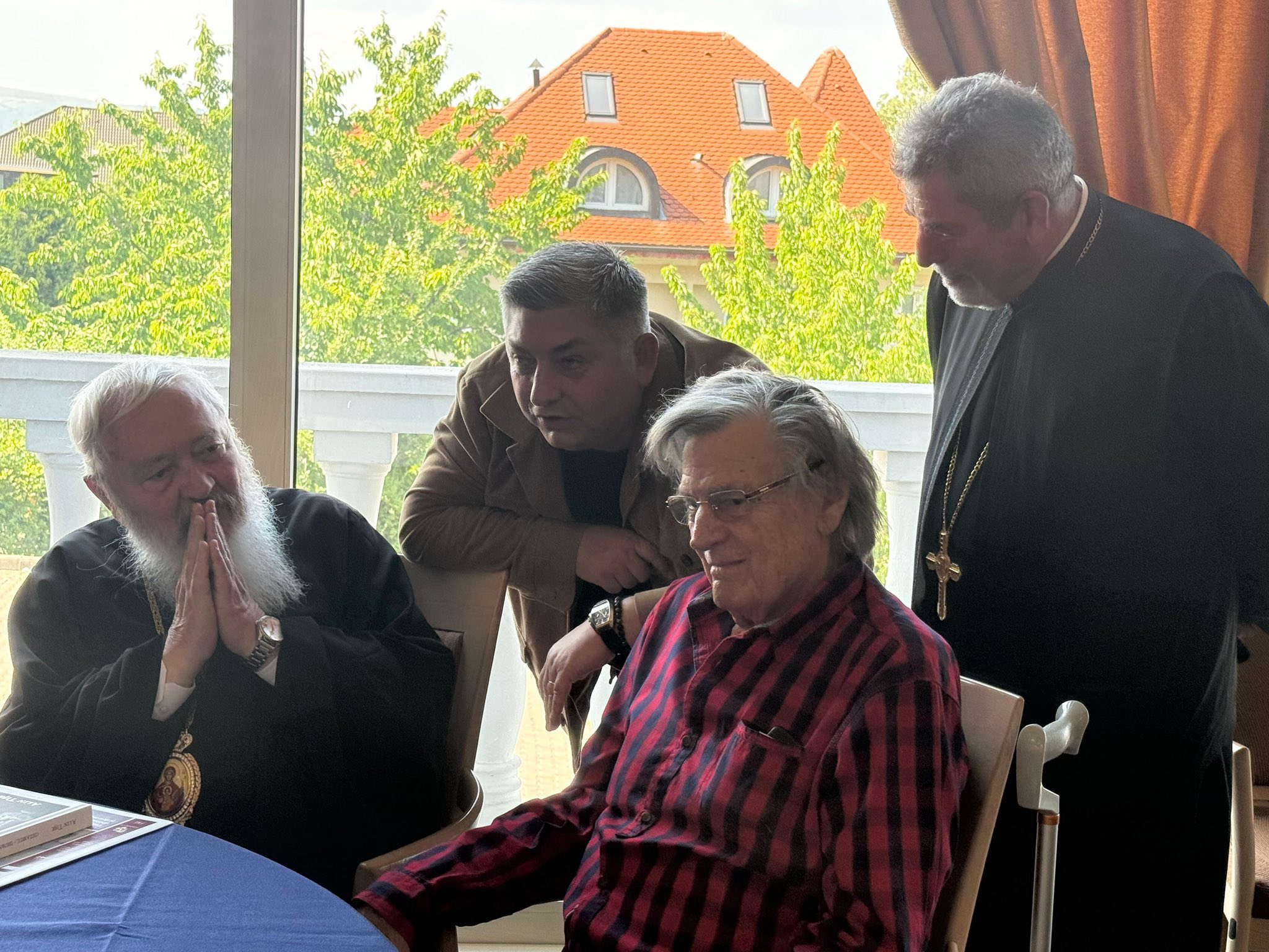Emoție la lansarea cărții „Cezarul, Dumnezeu, Iubirea”, un nou volum semnat de Alin Tișe: „Prezența voastră a fost o binecuvântare”