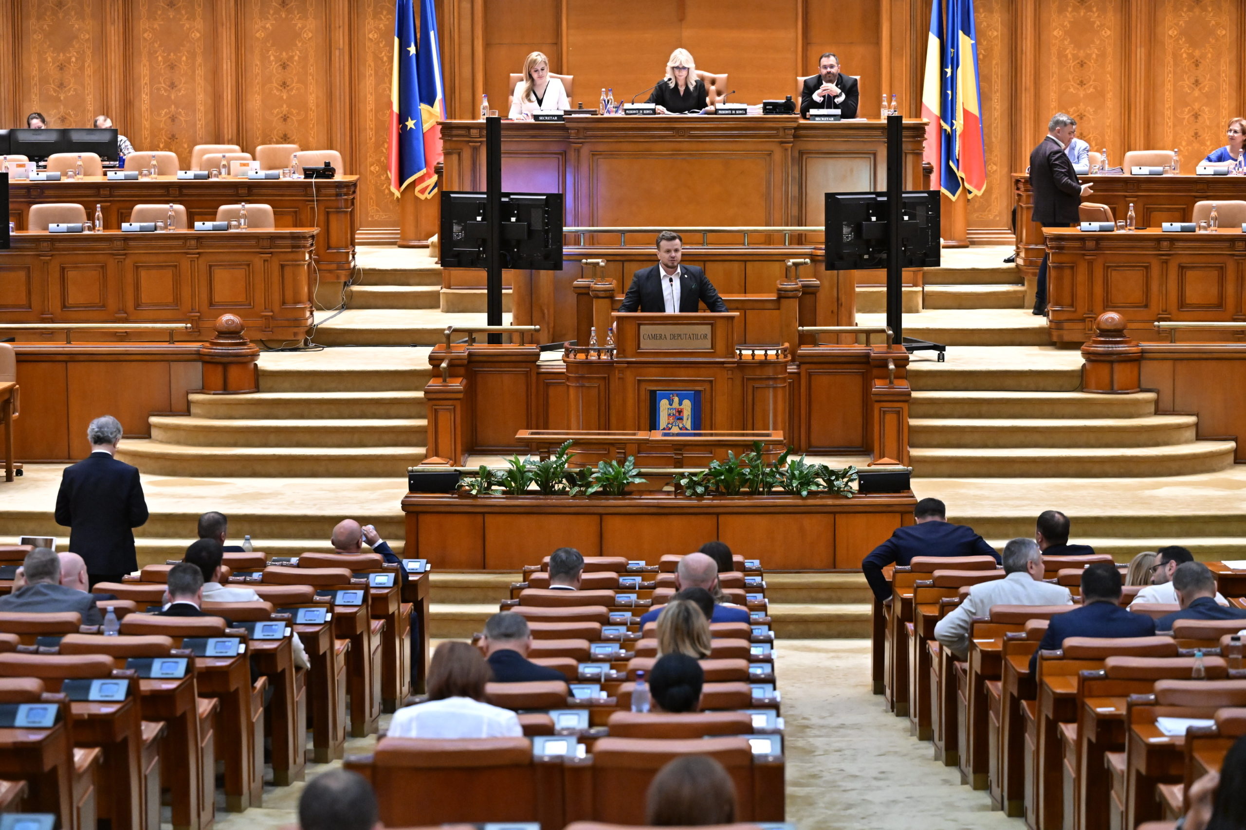 Încrederea românilor în Guvern și Parlament, la pământ. Riscuri privind exploatarea polarizării sociale de către „actori statali ostili”.