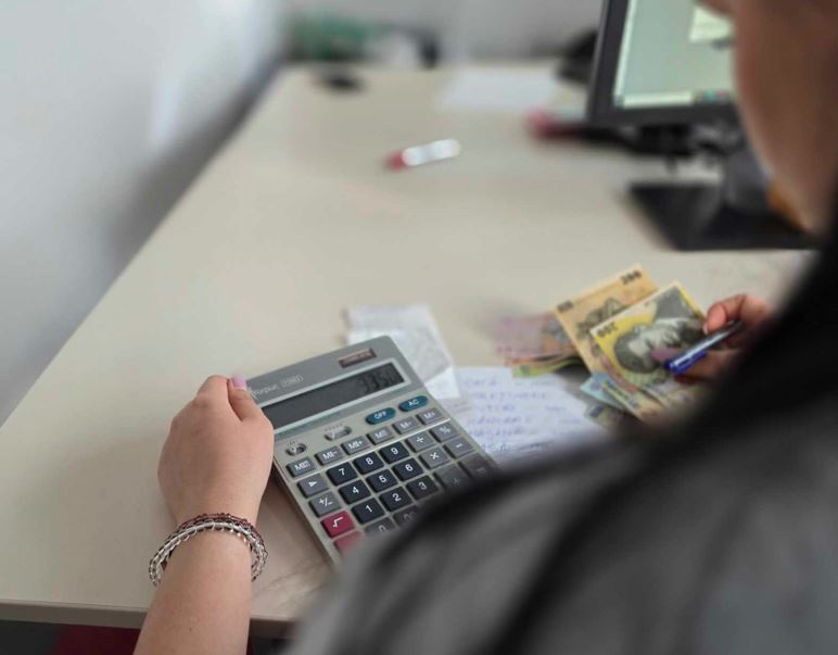 Vești bune pentru românii cu rate la bănci: indicele ROBOR la trei luni a scăzut sub 7% pe an