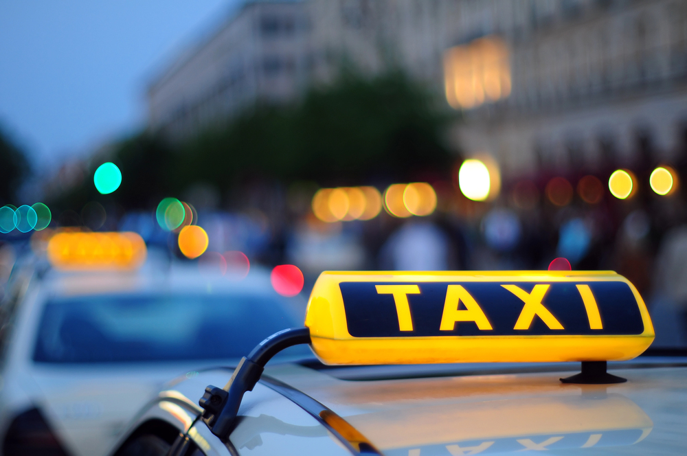 Tinerii care au jefuit și bătut un taximetrist din Turda, reținuți de poliție. Unul dintre ei a fost arestat preventiv