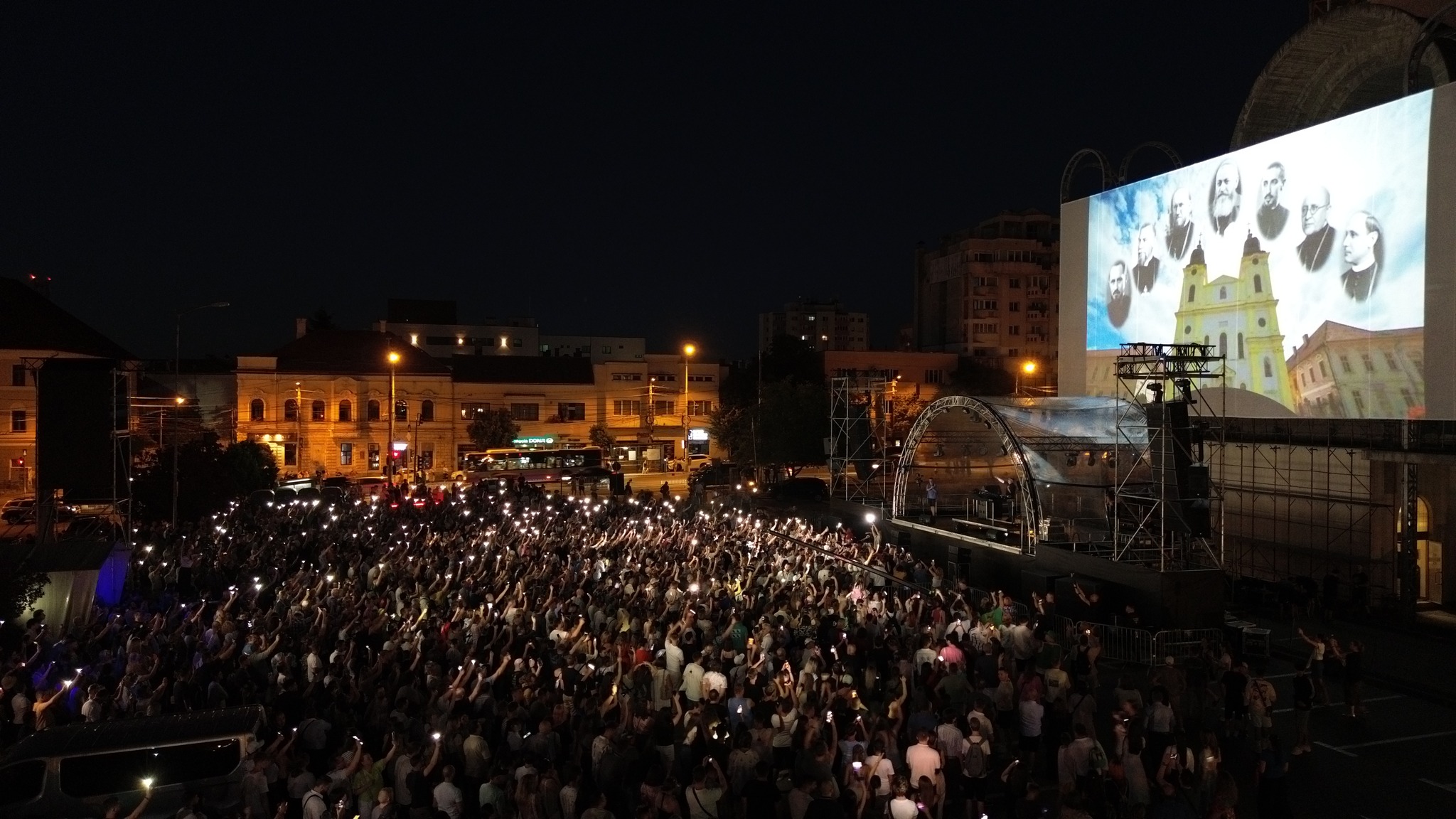 Concert de neuitat la Cluj, surprins din dronă. Sute de tineri au dansat pe muzica lui DJ Padre. GALERIE FOTO