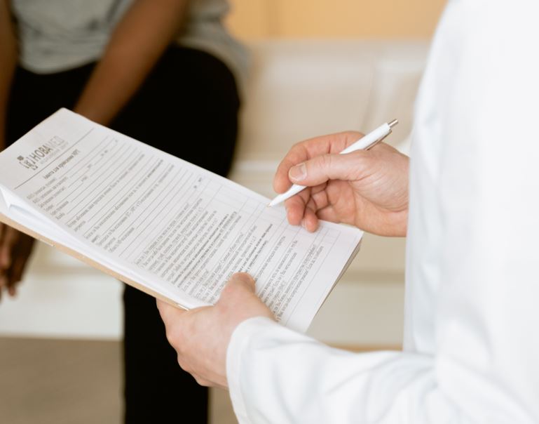 Concediile medicale scurte, plătite mai puțin. Ministrul Sănătății anunță noi procente pentru indemnizațiile de boală.