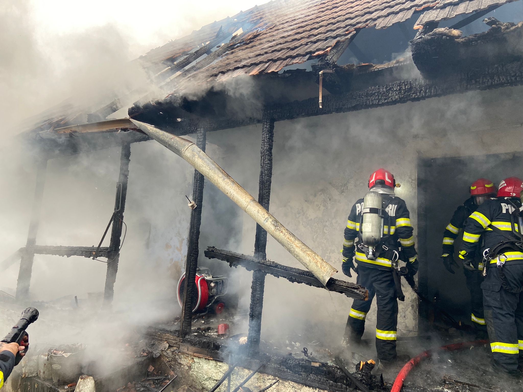 Incendiu tragic la o casă din Mărgău. Un bărbat a fost carbonizat.