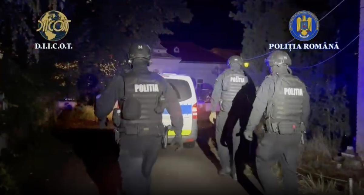 Peste 40 de percheziții în Cluj și în alte județe la o grupare care făcea acte false pe bani. Acționau în stil schemă piramidală.