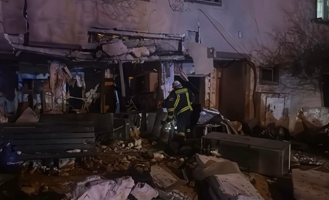 Explozie într-un bloc din Buftea: imobilul prezintă risc de prăbușire. Mai multe victime au fost identificate.