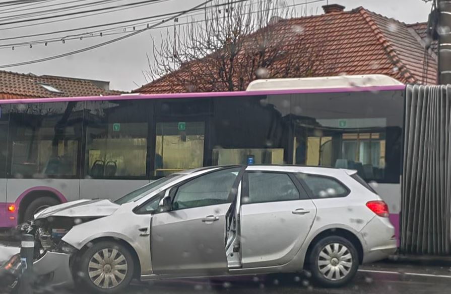 Accident rutier între o mașină și un autobuz, în cartierul Grigorescu. Minoră de 9 ani, transportată la spital.