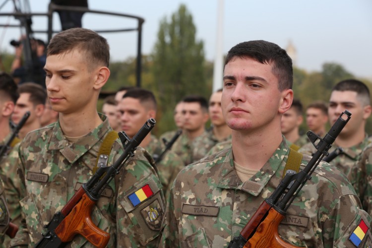 Serviciu militar voluntar din 2026. Bolojan: „Trebuie să începem treptat”.
