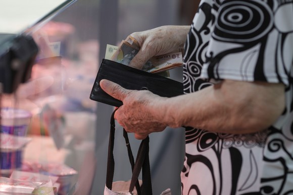 Poșta Română nu mai vrea să distribuie pensiile și ajutoarele sociale. Director CNPR, Valentin Ștefan: „Serviciul trebuie scos la licitație”.