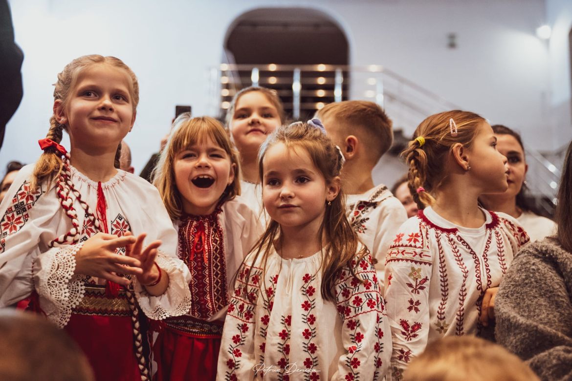 Spectacol caritabil dedicat tradițiilor românești, în sprijinul copiilor de la Așezământul „Sfântul Onufrie”