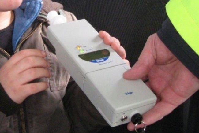 Un șofer băimărean, băut la volan, s-a izbit cu mașina de un stâlp